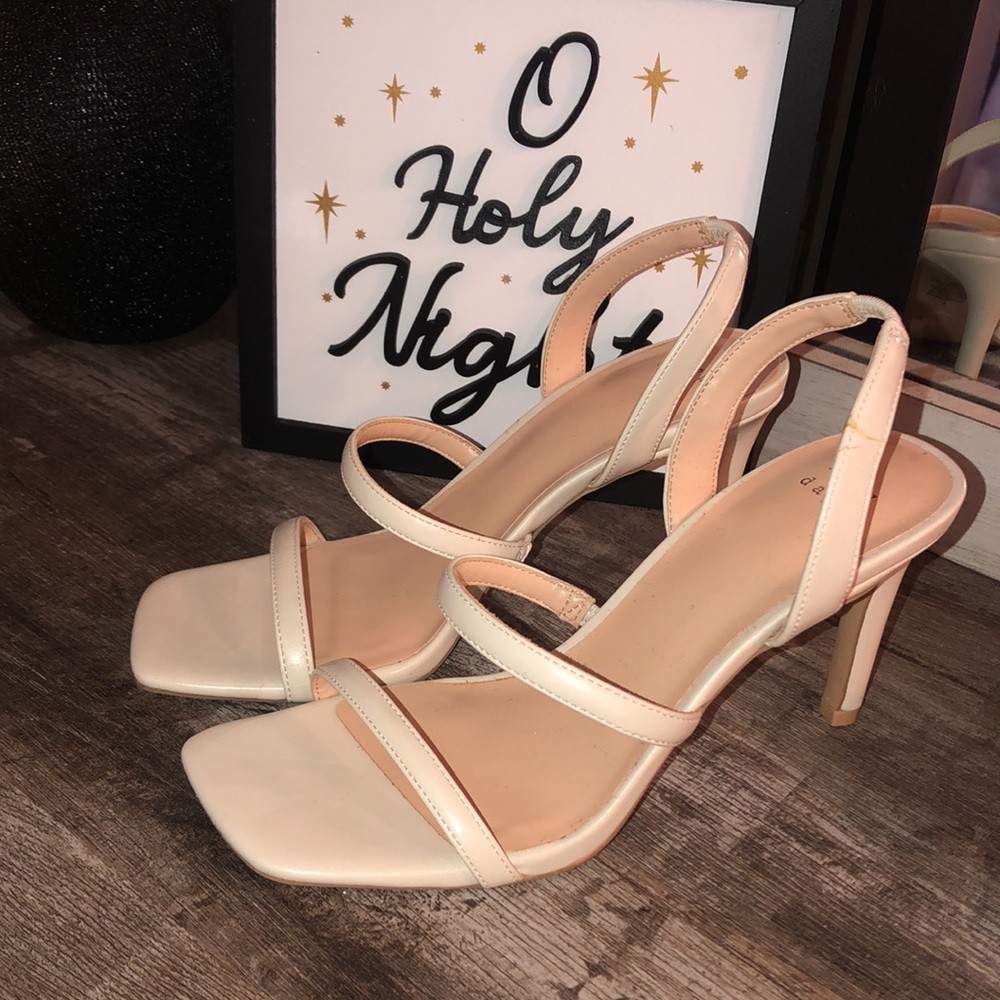 White heels - Picture 2 of 5